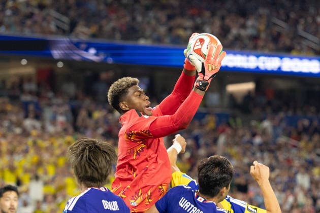 June 25, 2026, Arlington, Texas, USA: Japan goalkeeper ZION SUZUKI (1) saves the ball during a Group F 2026 FIFA World Cup, WM, Weltmeisterschaft, Fussball match between Japan and Sweden at Dallas Stadium in Arlington, Texas. World Cup 2026: Group F: Japan 2:2 Sweden  - ZUMAh193 20260625_zsp_h193_053 Copyright: xDanielxMcGregor-Huyerx