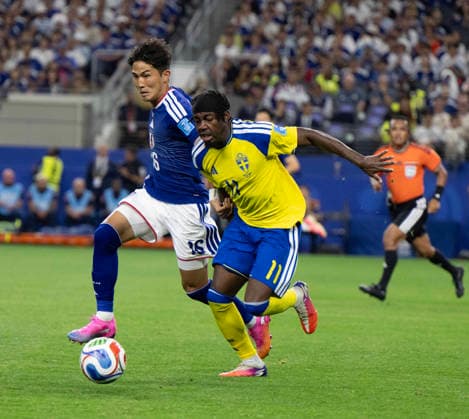 June 25, 2026, Arlington, Texas, USA: Japan player 16 D TSUYOSHI WATANABE stealing from Sweden player 11 Fwd ANTHONY ELANGA Arlington USA - ZUMAm147 20260625_zap_m147_039 Copyright: xHossxMcBainx
