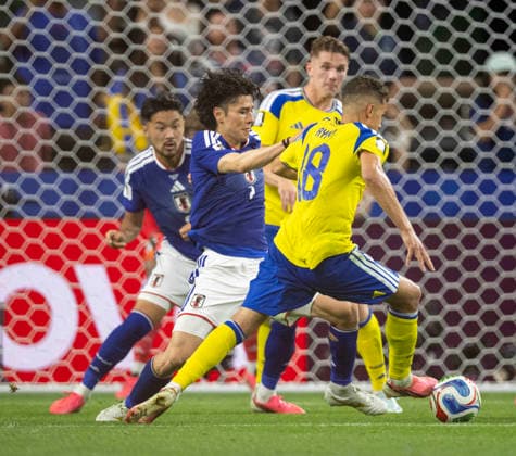June 25, 2026, Arlington, Texas, USA: Japan player 7 MF AO TANAKA trying to steal from Sweden player 18 Mid YASIN AYARI Arlington USA - ZUMAm147 20260625_zap_m147_043 Copyright: xHossxMcBainx