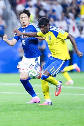 Anthony Elanga of Sweden (R) runs with ball under pressure from Tsuyoshi Watanabe of Japan (L) during a FIFA Men’s World Cup 2026 Group Stage football match between Japan and Sweden at Dallas Stadium, in East Rutherford on June 25th 2026 (Photo by Alexandra Fechete SPP)  Copyright: xAlexandraxFechete SPPx Sportspressphoto_SPR177316