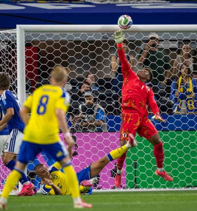 June 25, 2026, Arlington, Texas, USA: Japanese player 1 GK ZION SUZUKI saving a goal attempt late in the second half, with Sweden player 8 Def DANIEL SVENSSON looking on Arlington USA - ZUMAm147 20260625_zap_m147_038 Copyright: xHossxMcBainx