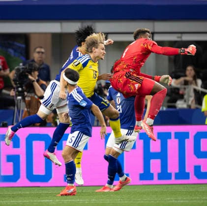 June 25, 2026, Arlington, Texas, USA: Japanese players 1 GK ZION SUZUKI, 21 D HIROKI ITO and 5 D YUTO NAGATOMO fighting for the ball against Sweden player 15 Def CARL STARFELT Arlington USA - ZUMAm147 20260625_zap_m147_032 Copyright: xHossxMcBainx