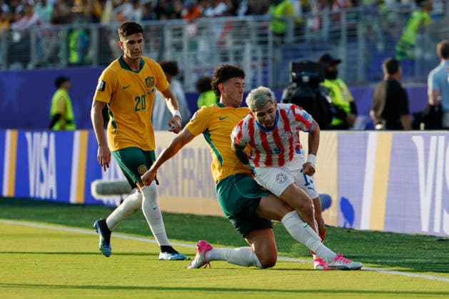 SOCCER PARAGUAY AUSTRALIA WORLD CUP, Alessandro Circati of Australia tackles Julio Enciso of Paraguay during the Group D match between Paraguay and Australia as part of the Men™s FIFA 2026 World Cup at San Francisco Bay Area Stadium in California, USA, Friday, June 26, 2026. ( NO ARCHIVING, EDITORIAL USE ONLY SAN FRANCISCO CALIFORNIA UNITED STATES  Copyright: xJASONxHENRYx 20260626112630980141