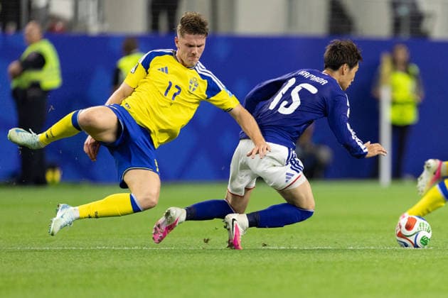 June 25, 2026, Arlington, Texas, USA: Sweden forward VIKTOR GYo KERES (17) (left) falls on Japan midfielder DAICHI KAMADA (15) during a Group F 2026 FIFA World Cup, WM, Weltmeisterschaft, Fussball match between Japan and Sweden at Dallas Stadium in Arlington, Texas. World Cup 2026: Group F: Japan 2:2 Sweden  - ZUMAh193 20260625_zsp_h193_087 Copyright: xDanielxMcGregor-Huyerx