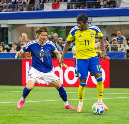 June 25, 2026, Arlington, Texas, USA: Japan player 4 D KO ITAKURA trying to steal from Sweden player 11 Fwd ANTHONY ELANGA Arlington USA - ZUMAm147 20260625_zap_m147_014 Copyright: xHossxMcBainx