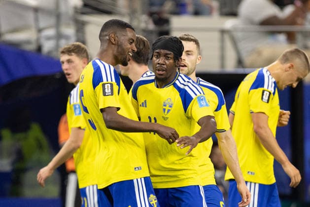 June 25, 2026, Arlington, Texas, USA: Sweden forward CARL STARFELT (11) celebrates with Sweden forward ALEXANDER ISAK (9) after scoring a goal during a Group F 2026 FIFA World Cup, WM, Weltmeisterschaft, Fussball match between Japan and Sweden at Dallas Stadium in Arlington, Texas. World Cup 2026: Group F: Japan 2:2 Sweden  - ZUMAh193 20260625_zsp_h193_091 Copyright: xDanielxMcGregor-Huyerx