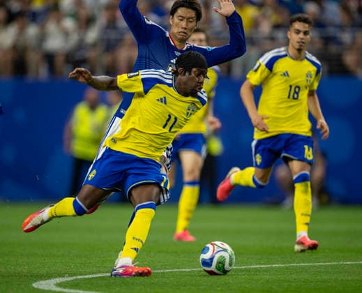 June 25, 2026, Arlington, Texas, USA: Sweden player 11 Fwd ANTHONY ELANGA dribbling past Japanese player 15 MF DAICHI KAMADA Arlington USA - ZUMAm147 20260625_zap_m147_023 Copyright: xHossxMcBainx