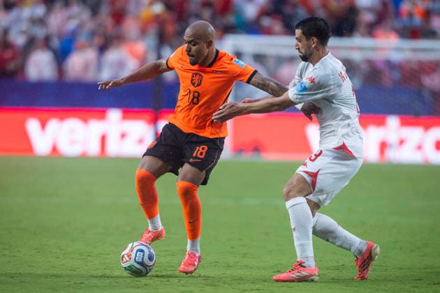 KANSAS CITY, MO - JUNE 25: Donyell Malen 18 of the Netherlands shields off Rani Khedira 13 of Tunisia during the FIFA World Cup, WM, Weltmeisterschaft, Fussball 2026 Group F match between Tunisia and the Netherlands on June 25, 2026 at the Kansas City Stadium in Kansas City, MO. (Photo by Nick Tre. Smith Icon Sportswire) SOCCER: JUN 25 FIFA World Cup 26 Group F - Tunisia vs Netherlands EDITORIAL USE ONLY Icon2606250418