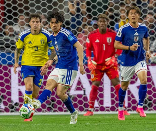 June 25, 2026, Arlington, Texas, USA: Japan player 7 MF AO TANAKA dribbling with Sweden player 3 Def VICTOR LINDELo F looking on Arlington USA - ZUMAm147 20260625_zap_m147_010 Copyright: xHossxMcBainx