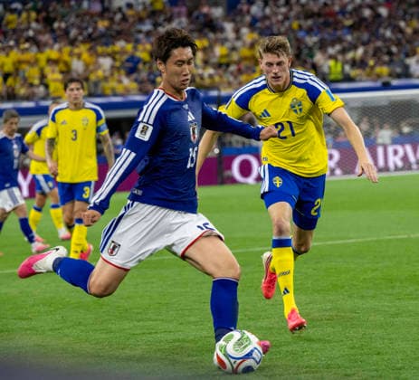 June 25, 2026, Arlington, Texas, USA: Japan player 15 MF DAICHI KAMADA passing the ball, with Sweden player on the attack World Cup 2026: Sweden-V-Japan 1-1  - ZUMAm147 20260625_zap_m147_018 Copyright: xHossxMcBainx