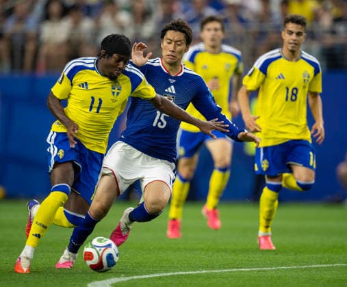 June 25, 2026, Arlington, Texas, USA: Sweden player 11 Fwd ANTHONY ELANGA dribbling past Japanese player 15 MF DAICHI KAMADA World Cup 2026: Sweden-V-Japan 1-1  - ZUMAm147 20260625_zap_m147_027 Copyright: xHossxMcBainx