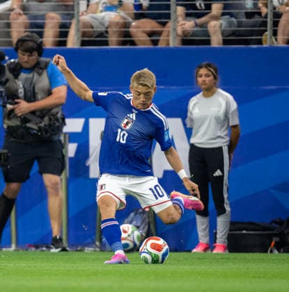 June 25, 2026, Arlington, Texas, USA: Japan player 10 F RITSU DOAN passing to fellow team member World Cup 2026: Sweden-V-Japan 1-1  - ZUMAm147 20260625_zap_m147_031 Copyright: xHossxMcBainx