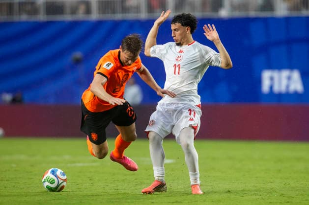 KANSAS CITY, MO - JUNE 25: Frenkie de Jong 21 of the Netherlands is brought down by IsmaÃ«l Gharbi 11 of Tunisia during the FIFA World Cup, WM, Weltmeisterschaft, Fussball 2026 Group F match between Tunisia and the Netherlands on June 25, 2026 at the Kansas City Stadium in Kansas City, MO. (Photo by Nick Tre. Smith Icon Sportswire) SOCCER: JUN 25 FIFA World Cup 26 Group F - Tunisia vs Netherlands EDITORIAL USE ONLY Icon2606250624