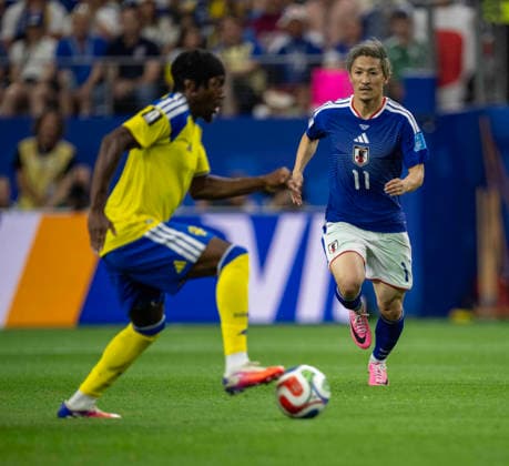 June 25, 2026, Arlington, Texas, USA: Japan player 11 F DAIZEN MAEDA trying to steal the ball from Sweden player 11 Fwd ANTHONY ELANGA World Cup 2026: Sweden-V-Japan 1-1  - ZUMAm147 20260625_zap_m147_034 Copyright: xHossxMcBainx
