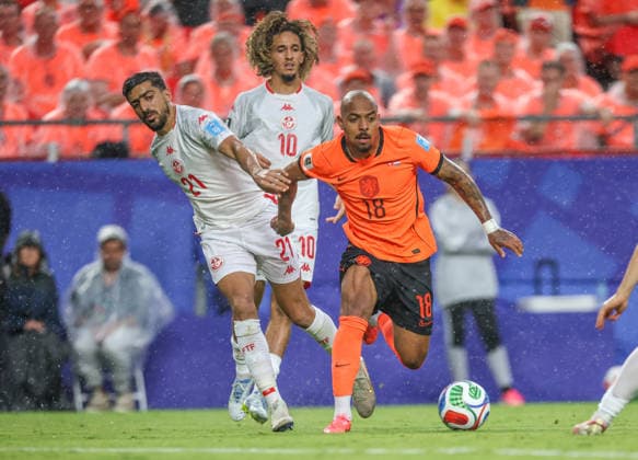 JUNE 25, 2026: Netherlands forward Donyell Malen (18) was held by Tunisia defender Mohamed Amine Ben Hmida (21) at Kansas City Stadium in Kansas City, MO. CSM Kansas City United States - ZUMAc04_ 20260625_zma_c04_335 Copyright: xRomanxPunox