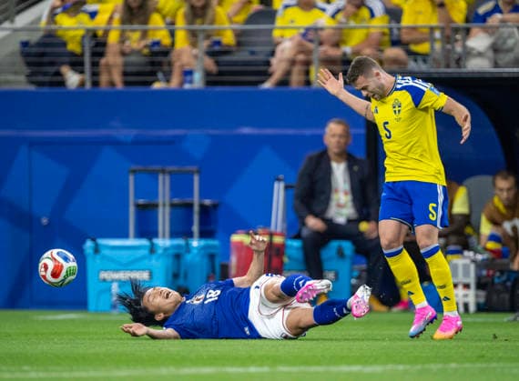 June 25, 2026, Arlington, Texas, USA: Japan player 18 F AYASE UEDA being tripped up on the pitch by Sweden player 5 Def GABRIEL GUDMUNDSSON World Cup 2026: Sweden-V-Japan 1-1  - ZUMAm147 20260625_zap_m147_036 Copyright: xHossxMcBainx