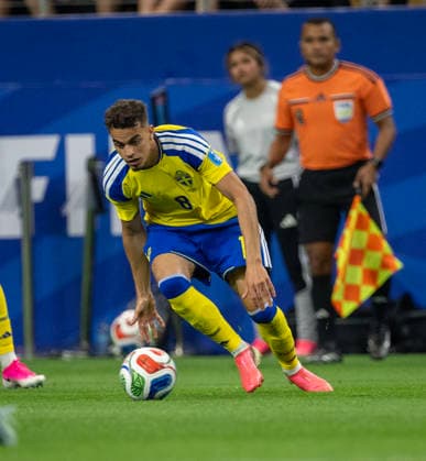 June 25, 2026, Arlington, Texas, USA: Sweden player 8 Def DANIEL SVENSSON trying to catch the pass World Cup 2026: Sweden-V-Japan 1-1  - ZUMAm147 20260625_zap_m147_037 Copyright: xHossxMcBainx