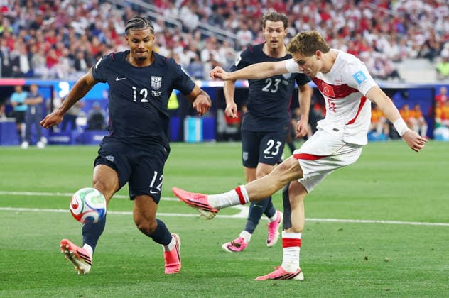 Turkey s Kenan Y?ld?z takes a shot on goal as Miles Robinson of the United States defends in the first half of a FIFA World Cup, WM, Weltmeisterschaft, Fussball match at Los Angeles Stadium in Los Angeles, on Thursday, June 25, 2026.  LAP20260625816 CHRISTIANxBRUNSKILL