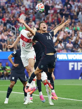 Sebastian Berhalter of the United States (14) and Turkey s Bar?s Alper Y?lmaz go up for a header in the first half of a FIFA World Cup, WM, Weltmeisterschaft, Fussball match at Los Angeles Stadium in Los Angeles, on Thursday, June 25, 2026.  LAP20260625817 CHRISTIANxBRUNSKILL