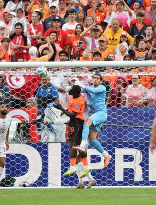 JUNE 25, 2026: Tunisia goalkeeper Aymen Dahmen (16) punches the ball against Netherlands forward Brian Brobbey (19) at Kansas City Stadium in Kansas City, MO. CSM Kansas City United States - ZUMAc04_ 20260625_zma_c04_329 Copyright: xRomanxPunox