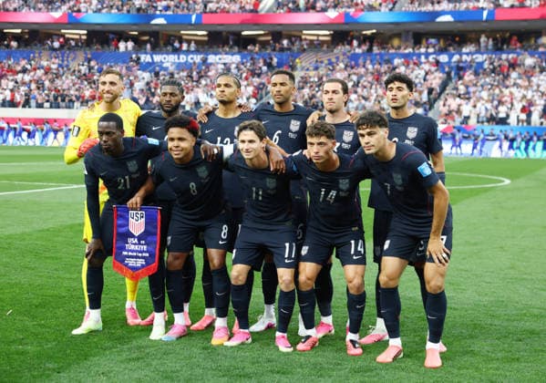 Team USA poses for a group photo before the start of a FIFA World Cup, WM, Weltmeisterschaft, Fussball match against Turkey at Los Angeles Stadium in Los Angeles, on Thursday, June 25, 2026.  LAP20260625818 CHRISTIANxBRUNSKILL