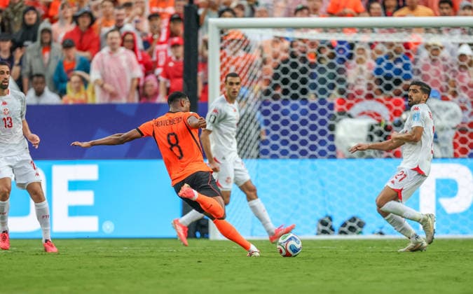 JUNE 25, 2026: Netherlands midfielder Ryan Gravenberch (8) gets ready to kick the ball towards the goal against Tunisia at Kansas City Stadium in Kansas City, MO. CSM Kansas City United States - ZUMAc04_ 20260625_zma_c04_331 Copyright: xRomanxPunox