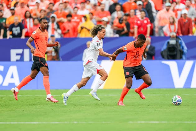 JUNE 25, 2026: Netherlands defender Denzel Dumfries (22) gets held by Tunisia midfielder Hannibal Mejbri (10) at Kansas City Stadium in Kansas City, MO. CSM Kansas City United States - ZUMAc04_ 20260625_zma_c04_323 Copyright: xRomanxPunox