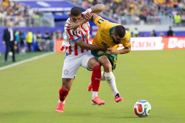 FIFA World Cup, WM, Weltmeisterschaft, Fussball 2026 - Group D - Paraguay vs Australia Paraguay s Juan Jose Caceres and Australia s Aziz Behich (R) in action during the FIFA World Cup 2026 group stage match Paraguay against Australia, in Santa Clara, Califronia, USA, 25 June 2026. SANTA CLARA United States  Copyright: xBENJAMINxFANJOYx