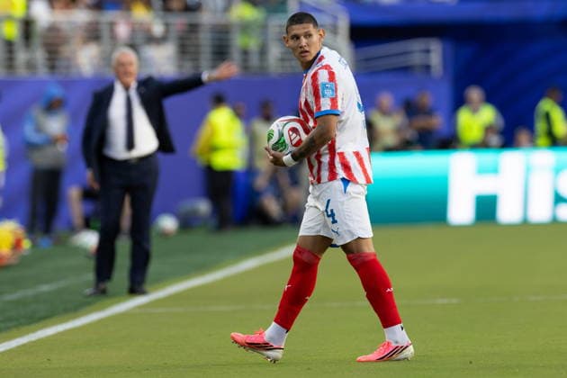 FIFA World Cup, WM, Weltmeisterschaft, Fussball 2026 - Group D - Paraguay vs Australia Paraguay s Juan Caceres walks with the ball during the FIFA World Cup 2026 group stage match Paraguay against Australia, in Santa Clara, Califronia, USA, 25 June 2026. SANTA CLARA United States  Copyright: xBENJAMINxFANJOYx