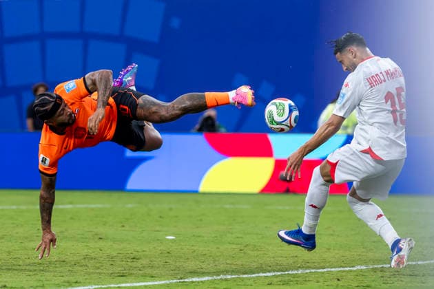 KANSAS CITY, MO - JUNE 25: Memphis Depay 10 of the Netherlands attempts a bicycle kick during the FIFA World Cup, WM, Weltmeisterschaft, Fussball 2026 Group F match between Tunisia and the Netherlands on June 25, 2026 at the Kansas City Stadium in Kansas City, MO. (Photo by Nick Tre. Smith Icon Sportswire) SOCCER: JUN 25 FIFA World Cup 26 Group F - Tunisia vs Netherlands EDITORIAL USE ONLY Icon2606253580
