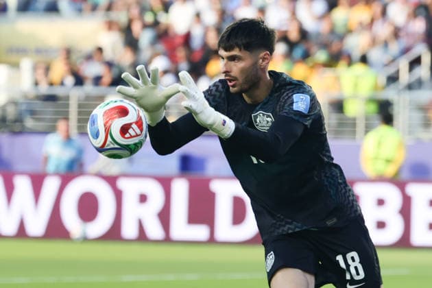 Patrick Beach of Australia catches the ball during the FIFA World Cup, WM, Weltmeisterschaft, Fussball 2026 match between Paraguay and Australia at Levi s Stadium, San Francisco, USA on 26 June 2026. Copyright: xPeterxDovganx 45120041