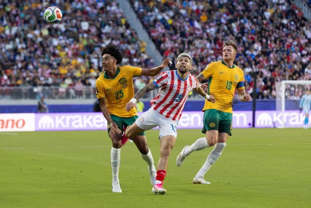 FIFA World Cup, WM, Weltmeisterschaft, Fussball 2026 - Group D - Paraguay vs Australia Australia s Lucas Herrington (L) and Paraguay s Julio Enciso in action during the FIFA World Cup 2026 group stage match Paraguay against Australia, in Santa Clara, Califronia, USA, 25 June 2026. SANTA CLARA United States  Copyright: xBENJAMINxFANJOYx