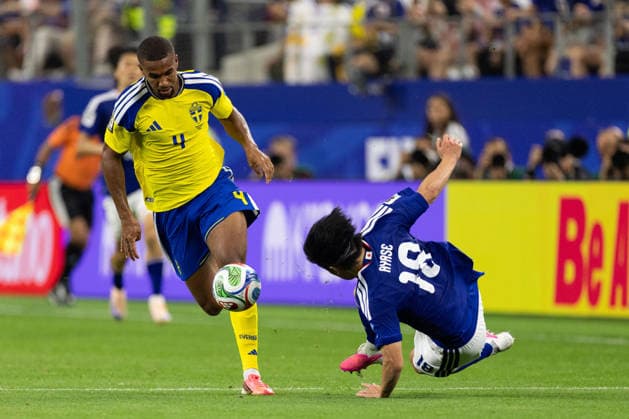 June 25, 2026, Arlington, Texas, USA: Sweden defender ISAK HIEN (4) (left) knocks over Japan forward AYASE UEDA (18) (right) during a Group F 2026 FIFA World Cup, WM, Weltmeisterschaft, Fussball match between Japan and Sweden at Dallas Stadium in Arlington, Texas. Arlington USA - ZUMAh193 20260625_zsp_h193_022 Copyright: xDanielxMcGregor-Huyerx