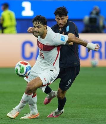 Turkiye v USA - FIFA World Cup, WM, Weltmeisterschaft, Fussball 2026 - Group D LOS ANGELES, CALIFORNIA - JUNE 25: Ozan Kabak of Turkiye in action against Ricardo Pepi (9) of Turkiye during the 2026 FIFA World Cup First Stage Group D match between Turkiye and USA at the Los Angeles Stadium (SoFi Stadium) in Inglewood, California, United States on June 25, 2026. Tayfun Coskun Anadolu California United States. Editorial use only. Please get in touch for any other usage.  Copyright: x2026xAnadoluxTayfunxCoskunx