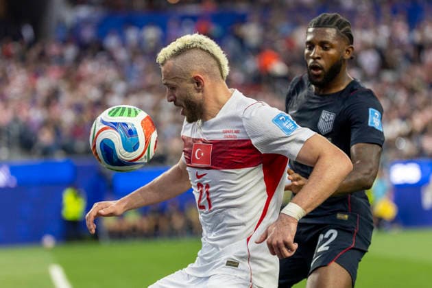 June 25, 2026, Los Angeles, California, USA: TurkeyÃ¢â‚¬â ¢ Baris Alper Yilmaz (21) and United States Mark McKenzie (22) vie for the ball during the FIFA World Cup, WM, Weltmeisterschaft, Fussball Group D soccer match at SoFi Stadium in Inglewood, Calif., Thursday, June 25, 2026. World Cup 2026: United States Vs Turkey  - ZUMAc68_ 20260625_zaf_c68_011 Copyright: xRingoxChiux