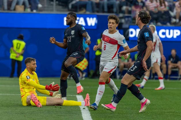 June 25, 2026, Los Angeles, California, USA: United States goalkeeper Matt Turner (1) reacts after losing a goal by Turkey Arda Guler (8) during the FIFA World Cup, WM, Weltmeisterschaft, Fussball Group D soccer match at SoFi Stadium in Inglewood, Calif., Thursday, June 25, 2026. World Cup 2026: United States Vs Turkey  - ZUMAc68_ 20260625_zaf_c68_012 Copyright: xRingoxChiux