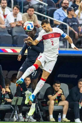 June 25, 2026, Los Angeles, California, USA: United States Timothy Weah (21) and Turkey Zeki Celik (2) vie for the ball during the FIFA World Cup, WM, Weltmeisterschaft, Fussball Group D soccer match at SoFi Stadium in Inglewood, Calif., Thursday, June 25, 2026. World Cup 2026: United States Vs Turkey  - ZUMAc68_ 20260625_zaf_c68_017 Copyright: xRingoxChiux