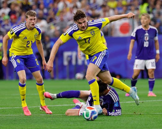 June 25, 2026, Arlington, Texas, USA: Sweden forward VIKTOR GYo KERES (17) loses his balance kicking the ball during the 2026 FIFA World Cup, WM, Weltmeisterschaft, Fussball Group F match between Japan and Sweden at Dallas Stadium on June 25, 2026 in Arlington, Texas. FIFA World Cup 2026 - Japan1:1Sweden  - ZUMAa325 20260625_zsa_a325_010 Copyright: xDavidxBalleringxIix