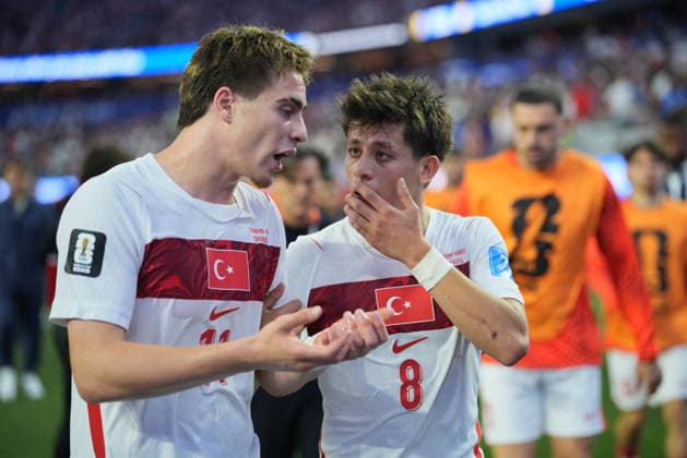 Turkiye v USA - FIFA World Cup, WM, Weltmeisterschaft, Fussball 2026 - Group D LOS ANGELES, CALIFORNIA - JUNE 25: Kenan Yildiz and Arda Guler of Turkiye are seen at the halftime during the 2026 FIFA World Cup First Stage Group D match between Turkiye and USA at the Los Angeles Stadium (SoFi Stadium) in Inglewood, California, United States on June 25, 2026. Tayfun Coskun Anadolu California United States. Editorial use only. Please get in touch for any other usage.  Copyright: x2026xAnadoluxTayfunxCoskunx