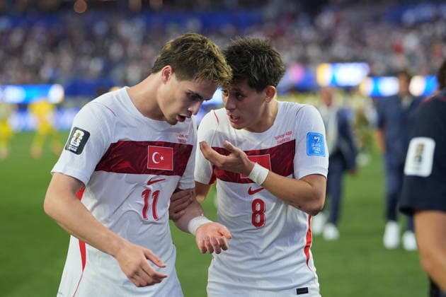 Turkiye v USA - FIFA World Cup, WM, Weltmeisterschaft, Fussball 2026 - Group D LOS ANGELES, CALIFORNIA - JUNE 25: Kenan Yildiz and Arda Guler of Turkiye are seen at the halftime during the 2026 FIFA World Cup First Stage Group D match between Turkiye and USA at the Los Angeles Stadium (SoFi Stadium) in Inglewood, California, United States on June 25, 2026. Tayfun Coskun Anadolu California United States. Editorial use only. Please get in touch for any other usage.  Copyright: x2026xAnadoluxTayfunxCoskunx