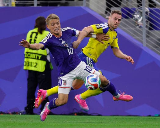 June 25, 2026, Arlington, Texas, USA: Japan forward RITSU DOAN (10) shoves Sweden defender GABRIEL GUDMUNDSSON (5) during the 2026 FIFA World Cup, WM, Weltmeisterschaft, Fussball Group F match between Japan and Sweden at Dallas Stadium on June 25, 2026 in Arlington, Texas. FIFA World Cup 2026 - Japan1:1Sweden  - ZUMAa325 20260625_zsa_a325_018 Copyright: xDavidxBalleringxIix