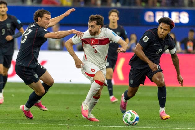 June 25, 2026, Los Angeles, California, USA: Turkey Orkun Kokcu (6) vies for the ball against United States Joe Scally (23) and Weston McKennie (8) during the FIFA World Cup, WM, Weltmeisterschaft, Fussball Group D soccer match at SoFi Stadium in Inglewood, Calif., Thursday, June 25, 2026. World Cup 2026: United States Vs Turkey  - ZUMAc68_ 20260625_zaf_c68_024 Copyright: xRingoxChiux