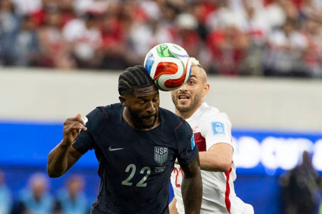 June 25, 2026, Los Angeles, California, USA: United States Mark McKenzie (22) and TurkeyÃ¢â‚¬â ¢ Baris Alper Yilmaz (21) vie for the ball during the FIFA World Cup, WM, Weltmeisterschaft, Fussball Group D soccer match at SoFi Stadium in Inglewood, Calif., Thursday, June 25, 2026. World Cup 2026: United States Vs Turkey  - ZUMAc68_ 20260625_zaf_c68_028 Copyright: xRingoxChiux