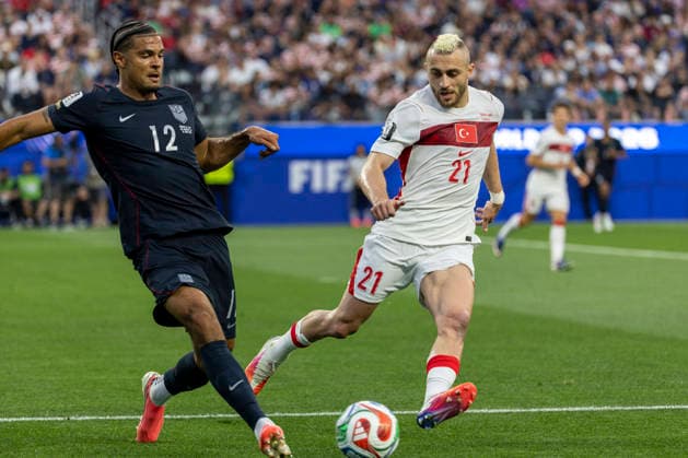 June 25, 2026, Los Angeles, California, USA: United States Miles Robinson (12) and TurkeyÃ¢â‚¬â ¢ Baris Alper Yilmaz (21) vie for the ball during the FIFA World Cup, WM, Weltmeisterschaft, Fussball Group D soccer match at SoFi Stadium in Inglewood, Calif., Thursday, June 25, 2026. World Cup 2026: United States Vs Turkey  - ZUMAc68_ 20260625_zaf_c68_029 Copyright: xRingoxChiux