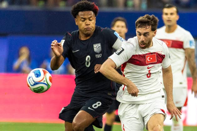 June 25, 2026, Los Angeles, California, USA: United States Weston McKennie (8) and Turkey Orkun Kokcu (6) vie for the ball during the FIFA World Cup, WM, Weltmeisterschaft, Fussball Group D soccer match at SoFi Stadium in Inglewood, Calif., Thursday, June 25, 2026. World Cup 2026: United States Vs Turkey  - ZUMAc68_ 20260625_zaf_c68_030 Copyright: xRingoxChiux