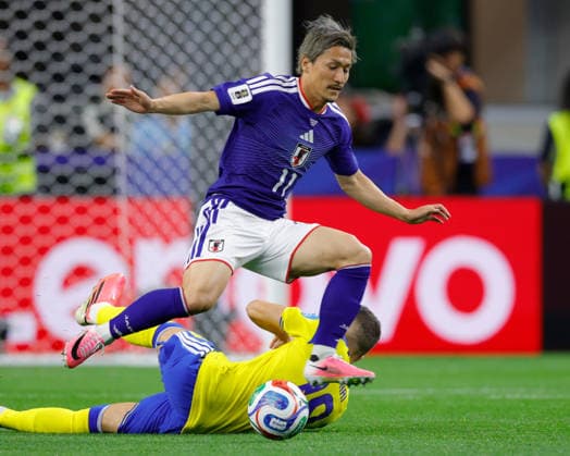 June 25, 2026, Arlington, Texas, USA: Japan forward DAIZEN MAEDA (11) jumps over a Sweden player during the 2026 FIFA World Cup, WM, Weltmeisterschaft, Fussball Group F match between Japan and Sweden at Dallas Stadium on June 25, 2026 in Arlington, Texas. FIFA World Cup 2026 - Japan1:1Sweden  - ZUMAa325 20260625_zsa_a325_034 Copyright: xDavidxBalleringxIix