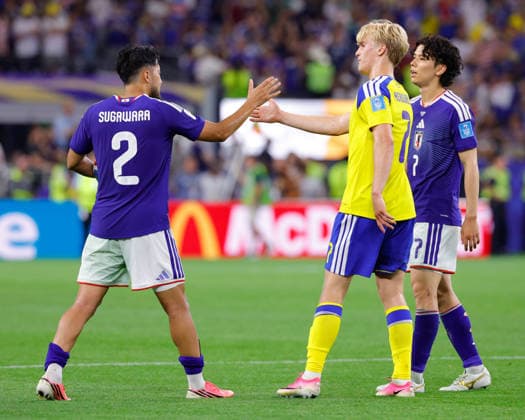 June 25, 2026, Arlington, Texas, USA: Japan defender YUKINARI SUGAWARA (2) and Sweden midfielder LUCAS BERGVALL (7) shake hands after the 2026 FIFA World Cup, WM, Weltmeisterschaft, Fussball Group F match between Japan and Sweden at Dallas Stadium on June 25, 2026 in Arlington, Texas. FIFA World Cup 2026 - Japan1:1Sweden  - ZUMAa325 20260625_zsa_a325_037 Copyright: xDavidxBalleringxIix