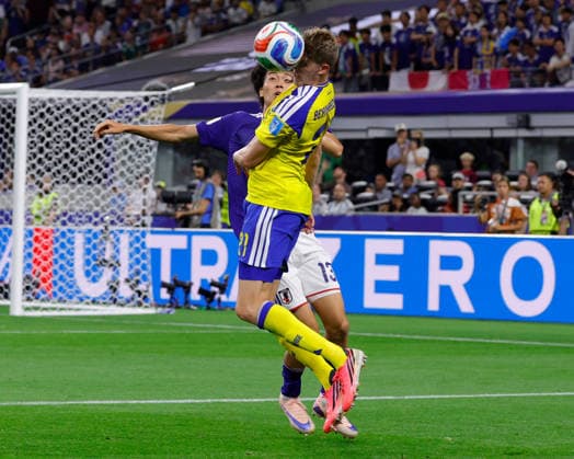 June 25, 2026, Arlington, Texas, USA: Sweden forward ALEXANDER BERNHARDSSON (21) heads the ball in front of Japan midfielder KEITO NAKAMURA (13) during the 2026 FIFA World Cup, WM, Weltmeisterschaft, Fussball Group F match between Japan and Sweden at Dallas Stadium on June 25, 2026 in Arlington, Texas. FIFA World Cup 2026 - Japan1:1Sweden  - ZUMAa325 20260625_zsa_a325_038 Copyright: xDavidxBalleringxIix