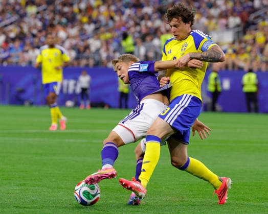 June 25, 2026, Arlington, Texas, USA: Japan forward RITSU DOAN (10) battles with Sweden defender VICTOR LINDELo F (3) for the ball during the 2026 FIFA World Cup, WM, Weltmeisterschaft, Fussball Group F match between Japan and Sweden at Dallas Stadium on June 25, 2026 in Arlington, Texas. FIFA World Cup 2026 - Japan1:1Sweden  - ZUMAa325 20260625_zsa_a325_039 Copyright: xDavidxBalleringxIix