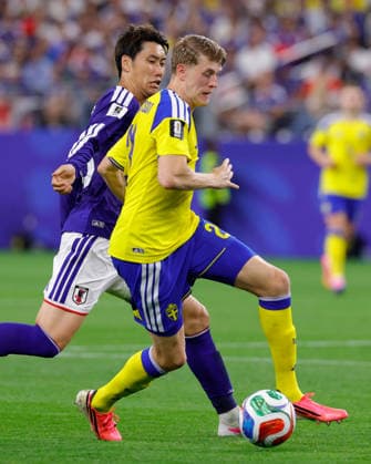 June 25, 2026, Arlington, Texas, USA: Sweden forward ALEXANDER BERNHARDSSON (21) kicks the ball during the 2026 FIFA World Cup, WM, Weltmeisterschaft, Fussball Group F match between Japan and Sweden at Dallas Stadium on June 25, 2026 in Arlington, Texas. FIFA World Cup 2026 - Japan1:1Sweden  - ZUMAa325 20260625_zsa_a325_048 Copyright: xDavidxBalleringxIix
